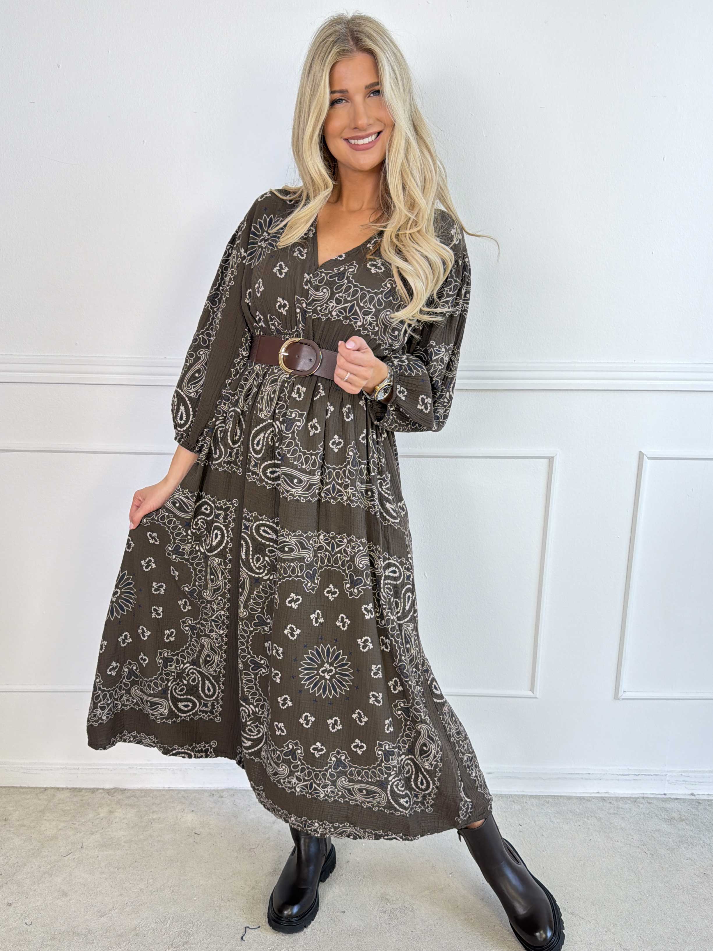 Jasmin Paisley - Plus size kjole i blød bomulds musselinstof med paisley mønster